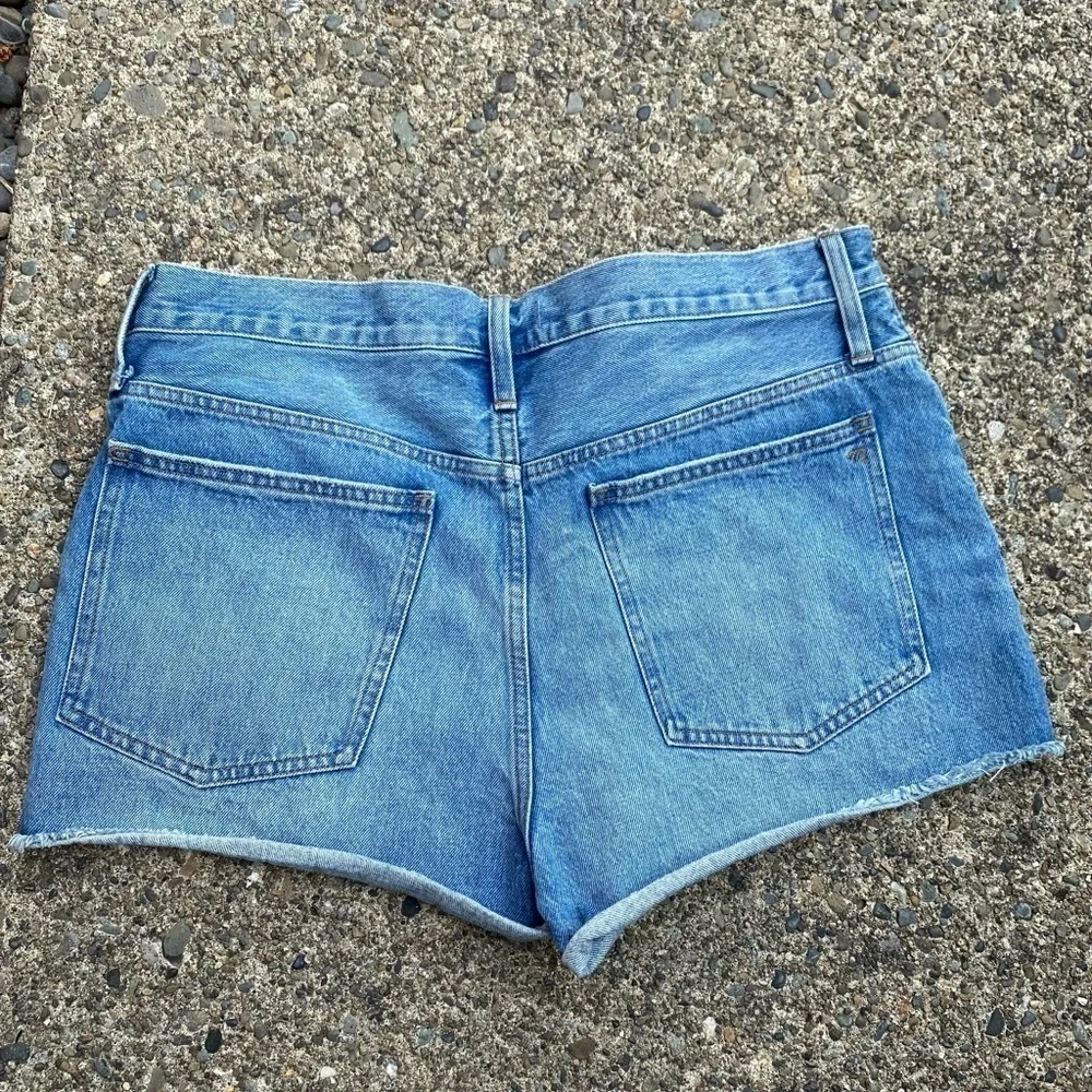 Madewell Relaxed Denim Shorts in Homecrest Wash: Ripped Edition Size 30